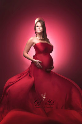 une séance photo grossesse mode pour cette sublime femme enceinte de 8 mois en studio photo par lyly flash photographe Le val