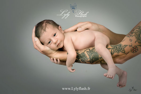 photo de naissance sur bras de papa avec un bébé parfait par la photographe du var 83 près de Toulon  studio photo