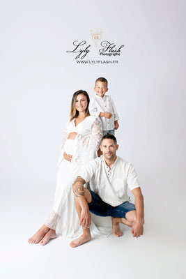 Une photo portrait en famille pour célébrer le shooting  photographe grossesse de cette future maman si heureuse sur Brignoles