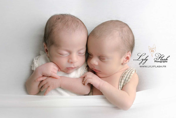 le sommeil des jumeaux lors de  la séance photo jumeaux