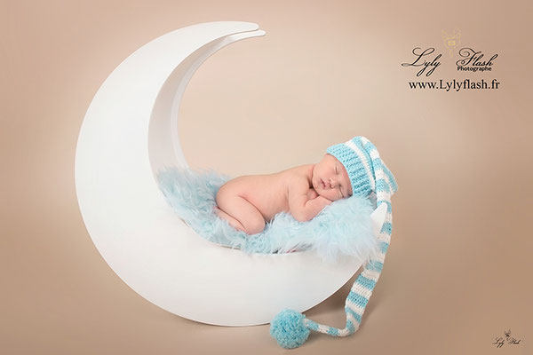 bébé a la naissance sur une lune par une photogrpahe studio de toulon