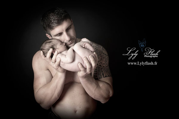 Une belle photo de photographe professionnelle pour une photo de papa avec son bébé a la naissance