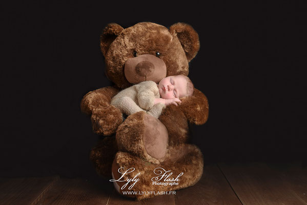 photo de bébé dans les bras de son ours en peluche la photographie touchante et original par la photographe près de Solliès-toucas Lyly FLash