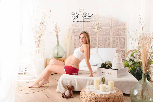 La photographie représente une femme enceinte mise merveilleusement en valeur d'une un cadre bohème et cocoon.