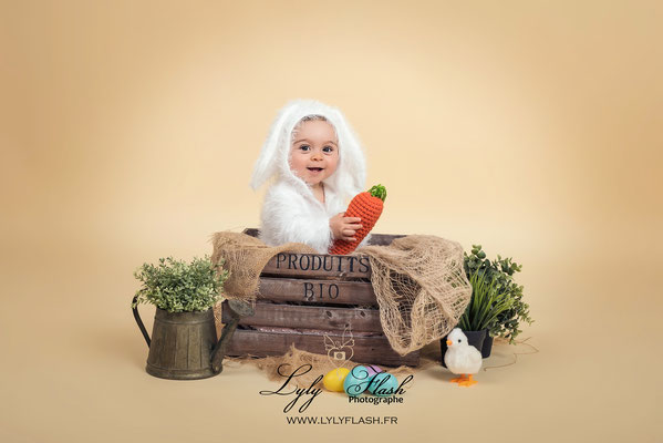 Un petit garcon déguisé en lapin de Pâques avec sa carotte en tricotin. Un moment de pure douceur pour ce shooting