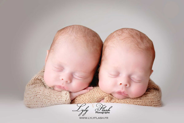 La photographe a crée un portrait magique de bébé jumeaux. Deux garçons délicatement endormi, pour créer l'harmonie de cette photo magique 