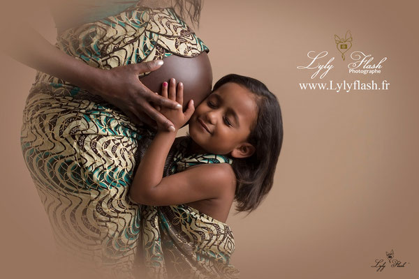 photographe de grossesse une belle princesse métisse attend une petite soeur lors du shooting photo grossesse cocoon