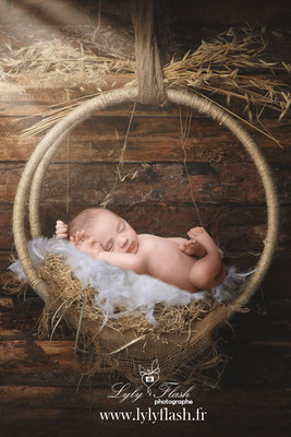 photo de naissance originale du bébé nouveau-né qui dort dans son cercle en suspension une photo de lyly flash photographe de saint Anastasie sur issole