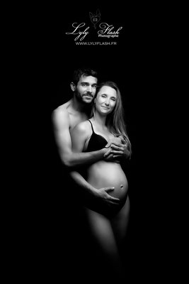 photo de grossesse en couple photo noir et blanc type cinématographique