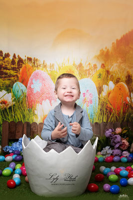 Il est tout fière ce petit garçon dans son oeuf de Pâques géant
