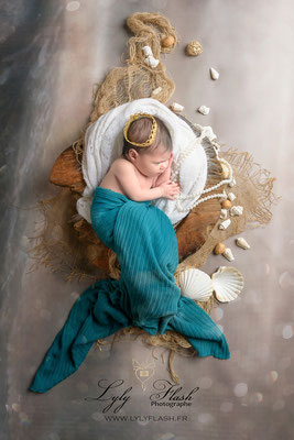 séance photo naissance sur le thème de la petite sirène pour un shooting merveilleusement féerique par Lyly flash photographe de cabasse