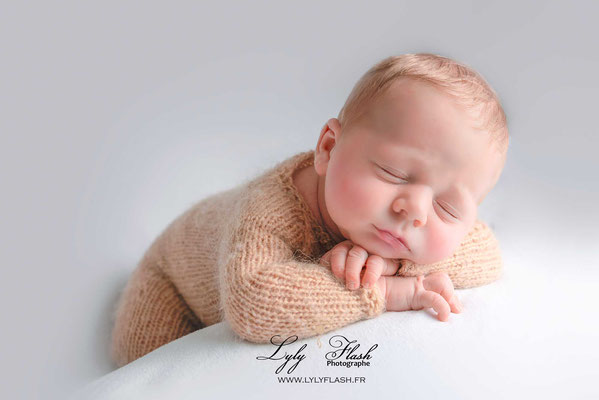 photo de bébé qui dort sur le vendre en séance photo par lyly flash photographe nouveau-né