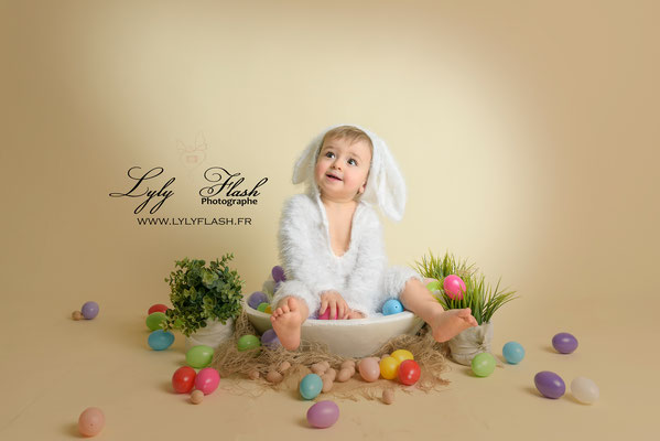 Un petit garçon déguisé en lapin de pâques lors d'une séance photo pleine de douceur