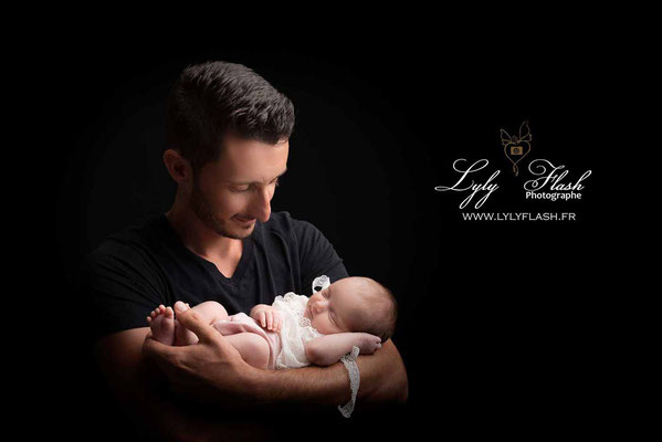 La photogrpahe capture des moment magique entre le papa et son bébé lors de la séance photo naissance qu'elle soit cocoon ou art
