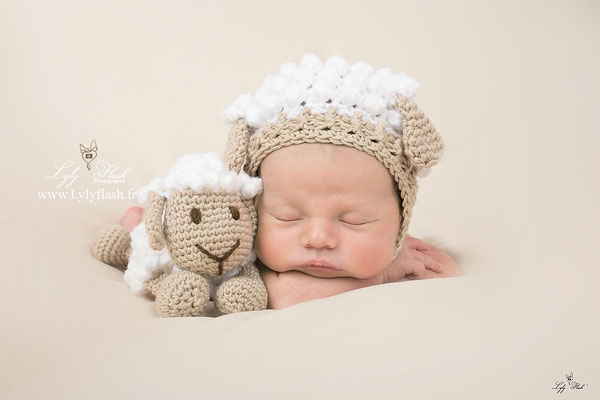 photographe spécialisée en séance photo naissance avec bébé. et de jolis accessoires