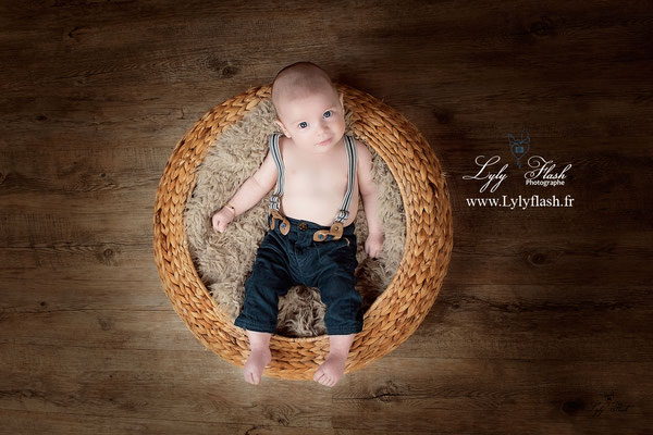 photo bébé qui tient dans son panier photographe bébé draguignan