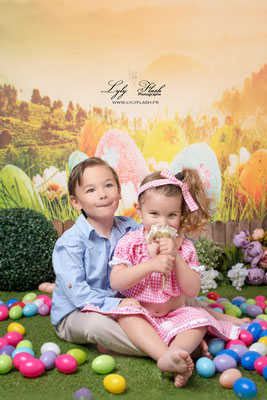 C'est rigolo une chasse aux œufs de Pâques dans une studio photo