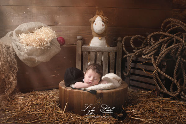 photo de naissance originale d'un bébé nouveau-né dans une écurie crée par lyly flash photographe du var près de  Cabasse avec beaucoup de talent et de créativité