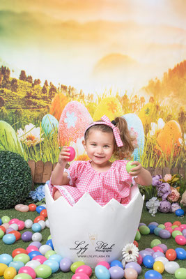 Une magnifique petite fille qui réalise une séance photo en attendant Pâques