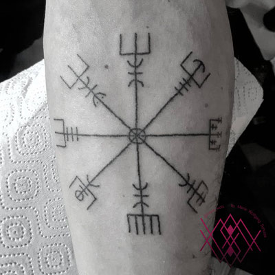 Vegvísir, nordisches Symbol, schwarz handpoke by Marie