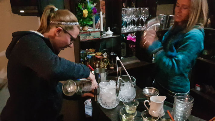 Lea und Larissa mixen ein Singani Sour.