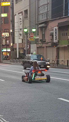 Man kann auch Karts mieten und damit in der Stadt herum flitzen.... verkleidet als Mario-Kart Charaktere