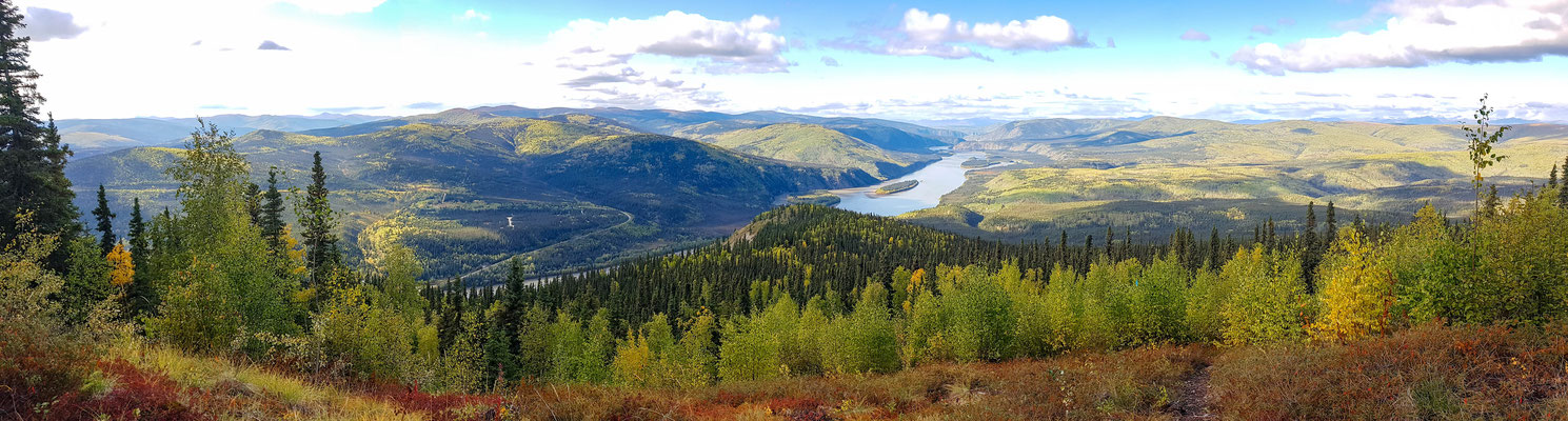 Kleine Wanderung auf einen Hügel bei Dawson City