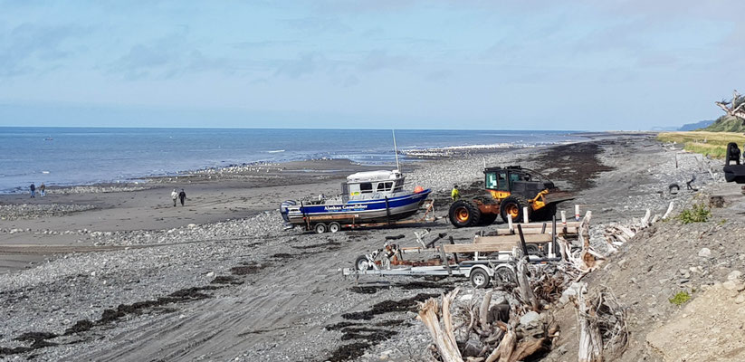 Traktor der Boote aus dem Wasser zieht in Anchor Point