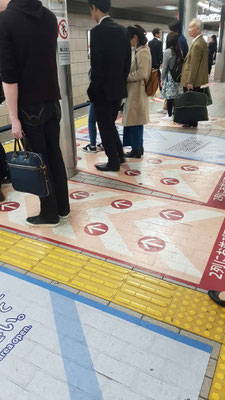 Typisch Japan: korrektes Anstehen 