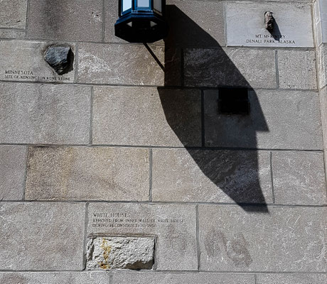 Chicago Tribune. Am Gebäude sind Teile von Bauwerken aus der ganzen Welt eingearbeitet.