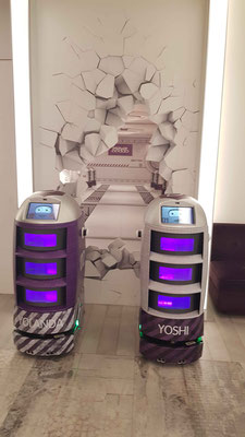 Roboter des Hotels, welche uns Wasser brachten