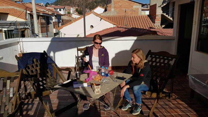 Wir geniessen die Dachterasse des Hostels