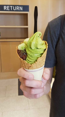 Macha Eis mit roter Bohnenpaste und Dango