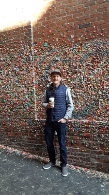 Die wiederliche Gum Wall. Voll beklebt mit Kaugummies. Die wohl ekligste Sehenswürdigkeit in Seattle