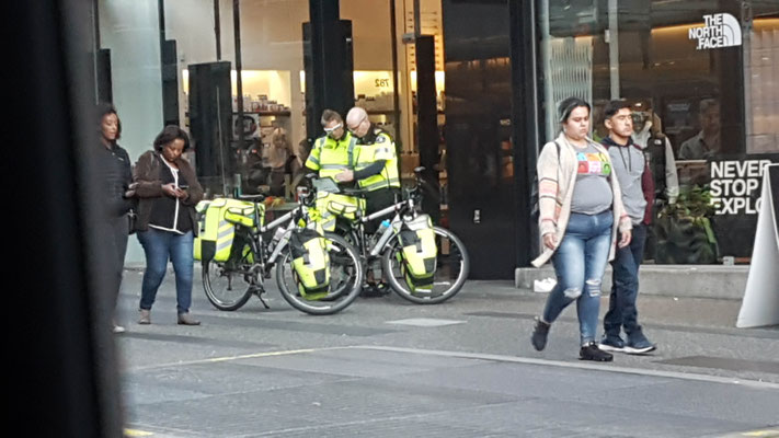 Rettungsdienst ist hier auch mit dem Velo unterwegs. Wahrscheinlich als First Responder...