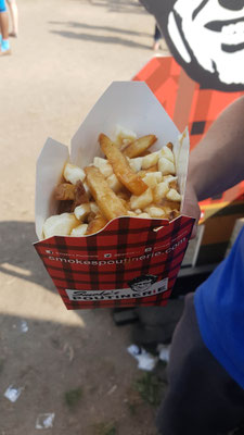 Poutine. Pommes mit Käsewürfel und Bratensauce