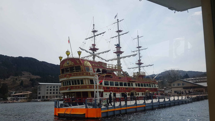  Schiff am Lake Ashi