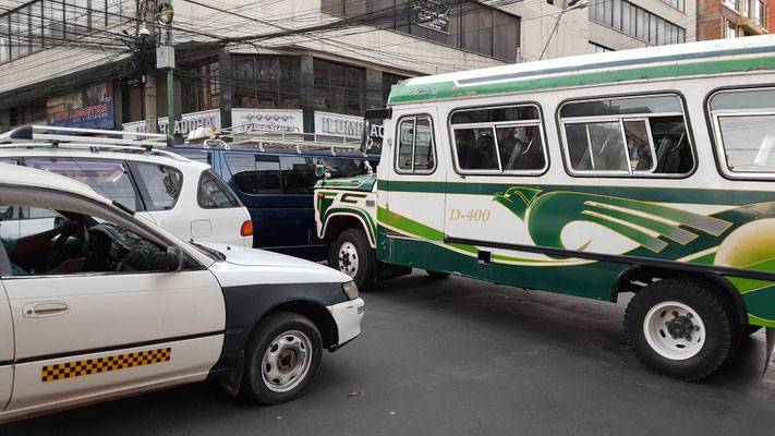 Feierabendverkehr in La Paz, inkl. Hupkonzert.