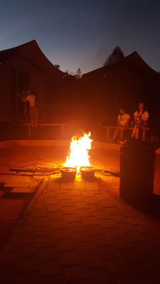 Danach Essen unter Sternenhimmel und Lagerfeuer