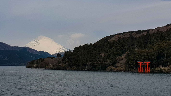 Lake Ashi mit Mt. Fuji und Torii des Hakone-Jinja Schrein im Lake Ashi