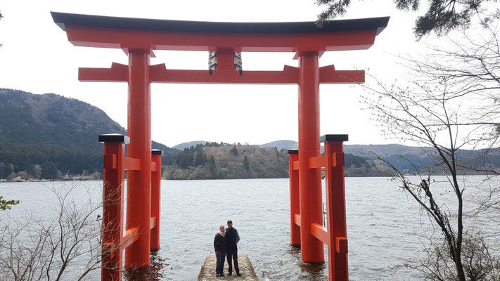 Torii im Lake Ashi beim Hakone-Jinja Schrein 