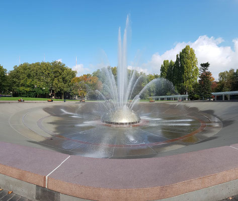 riesiger Springbrunnen mit Musik. Wurde von einem Künstler gemacht