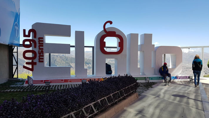 Mit der Seilbahn ging es nach El Alto. La Paz und El Alto gehen fliessend ineinander über. El Alto gilt aber als ärmere Gegend und sei auch sehr gefährlich. Wir machten nur ein Foto, genossen die Aussicht und fuhren wieder hinunter.