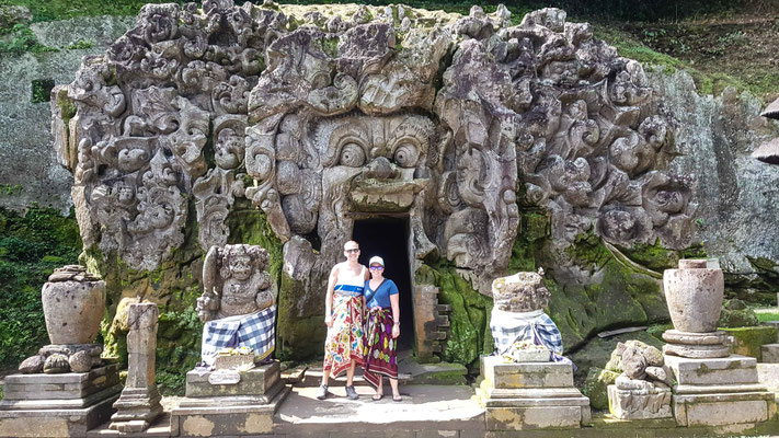 Tempel Goa Gaja (Elefantenhöhle) -  Ein Sarong ist Pflicht beim Betreten eines Tempels  