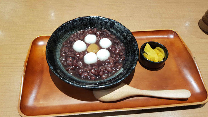 Dessert - Brei aus roten Bohnen mit Dango