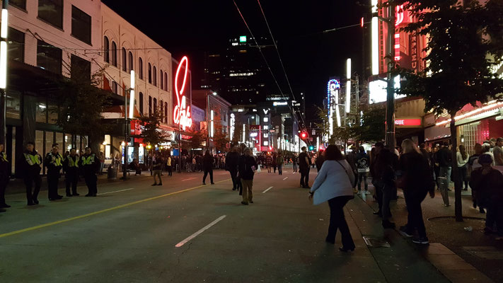 Nachts wurde ein Teil der Granville Street gesperrt. Wahrscheinlich wegen den vielen Partygängern