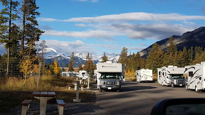 Campingplatz in Banff. Der Platz selber ist ja nicht schön, dafür die Aussicht umso mehr.