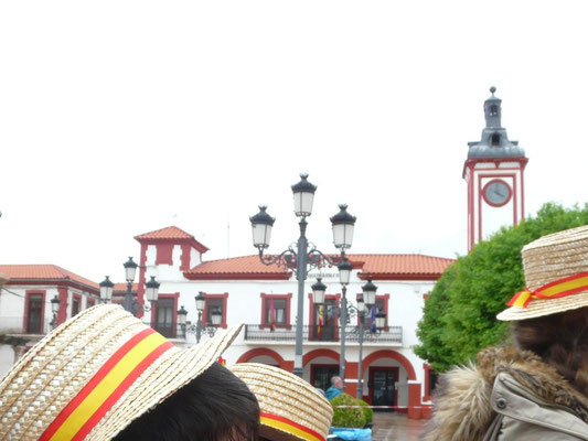 16h00 - Arrivée place d'Espagne, face à la Mairie