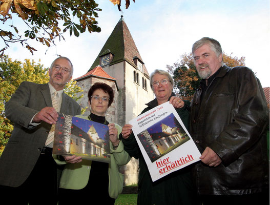 Vorstellung des ersten Kalenders im Jahr 2005 (von links: Horst Hoffmann, Dekanin Carmen Jelinek, Silke Does und Martin Reinhold (†)