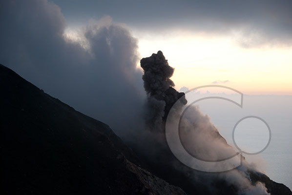 100912_0838 Stromboli Eruptionswolke